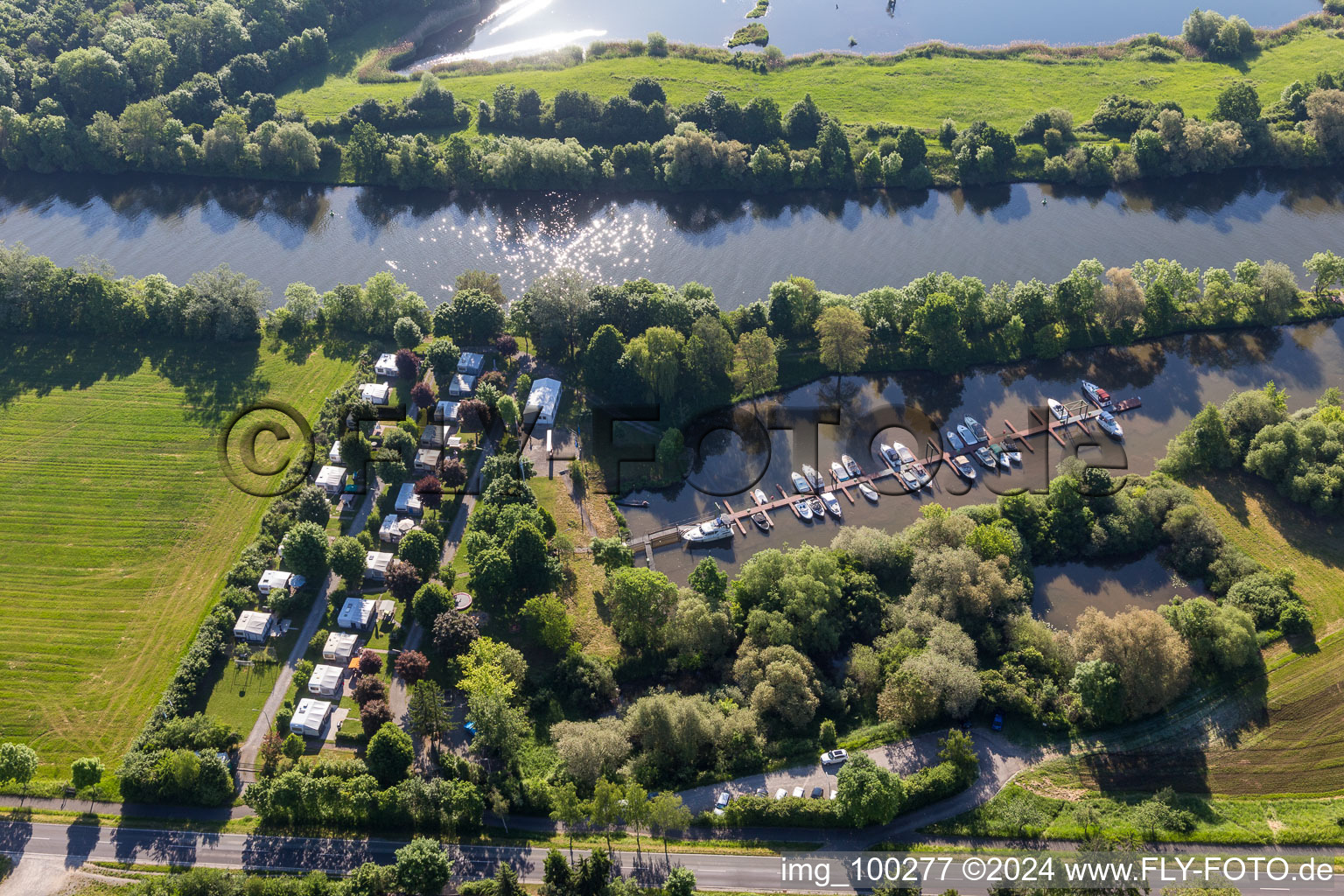 Vue aérienne de Port de plaisance et parking pour mobil-home à le quartier Garstadt in Bergrheinfeld dans le département Bavière, Allemagne