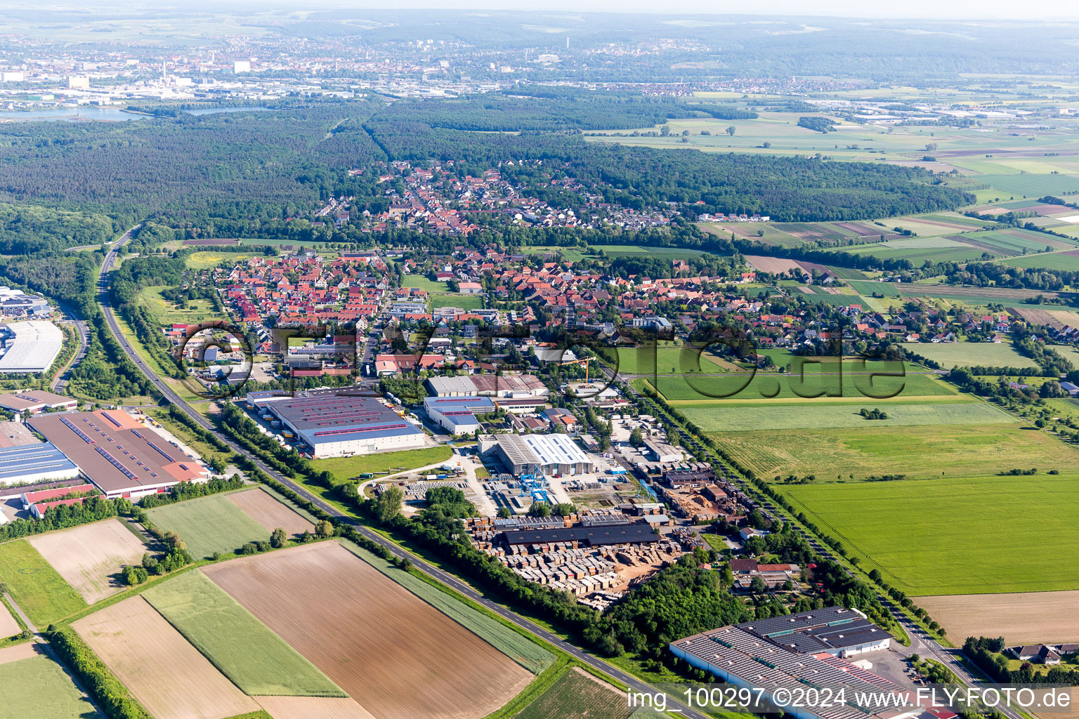 Vue aérienne de Zone commerciale et implantation d'entreprise à Am Klößberg à Schwebheim dans le département Bavière, Allemagne