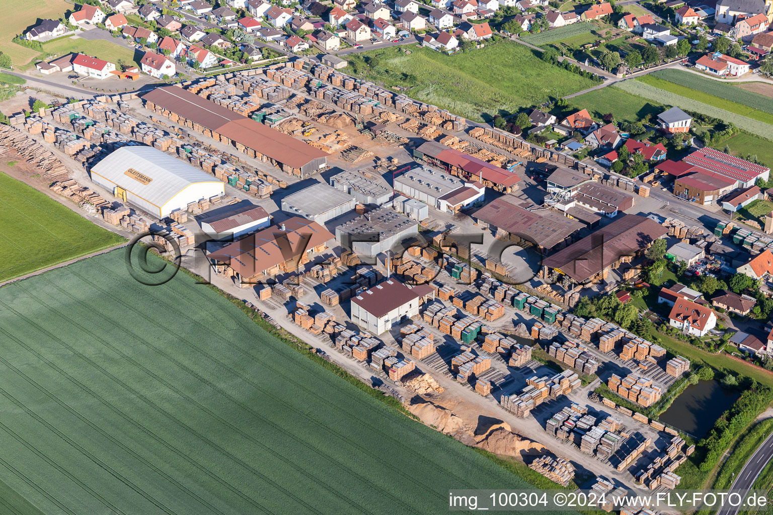 Vue aérienne de Locaux de l'usine Holzwerke Gleitsmann à Unterspiesheim à le quartier Unterspiesheim in Kolitzheim dans le département Bavière, Allemagne