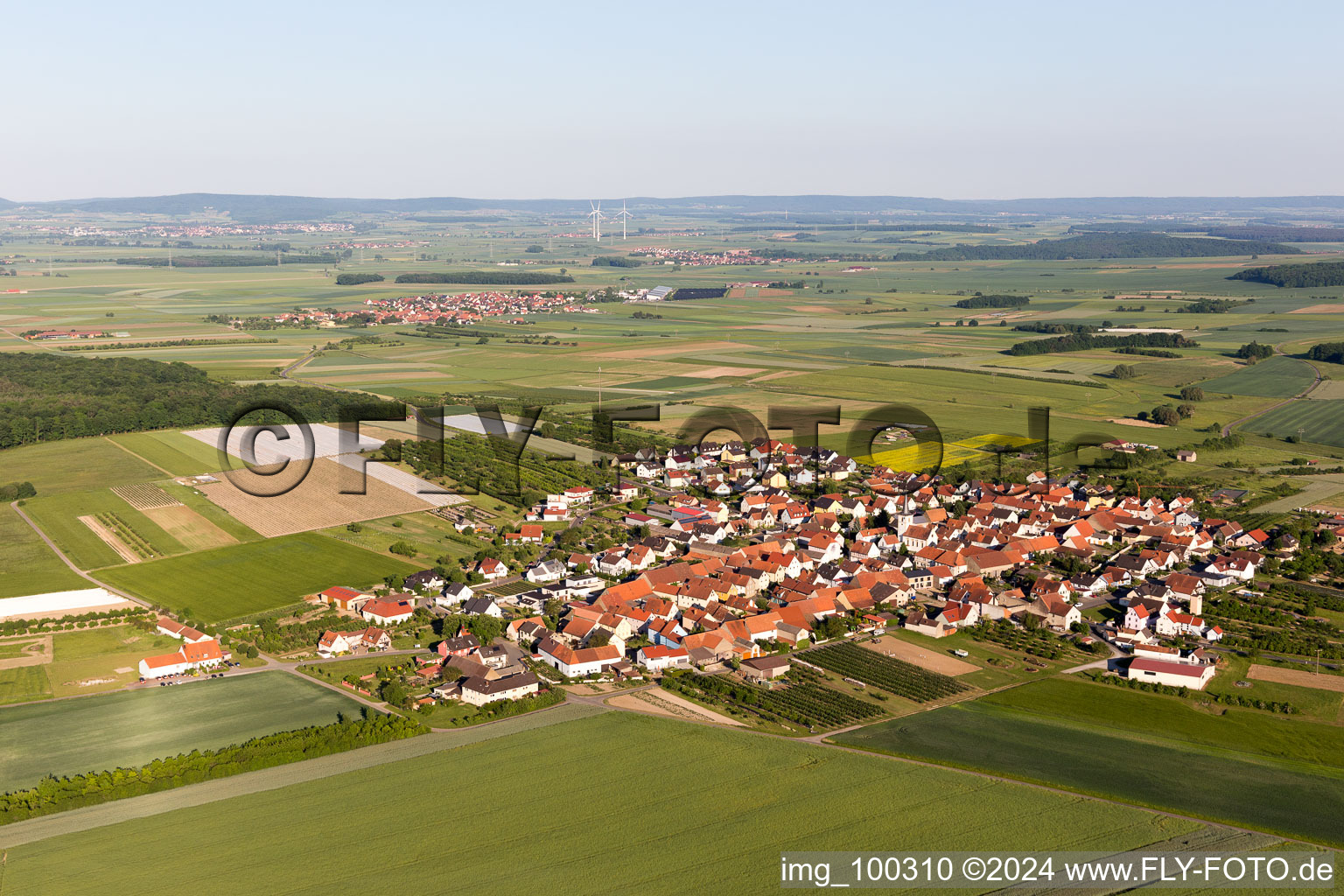 Quartier Lindach in Kolitzheim dans le département Bavière, Allemagne du point de vue du drone