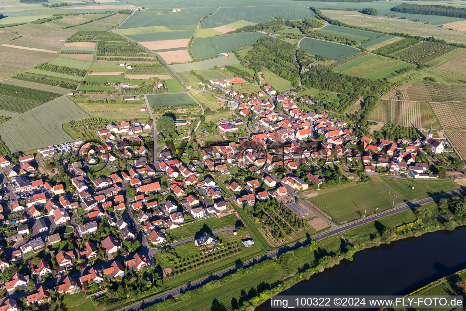 Vue aérienne de Surfaces des berges du Main en Stammheim à le quartier Stammheim in Kolitzheim dans le département Bavière, Allemagne