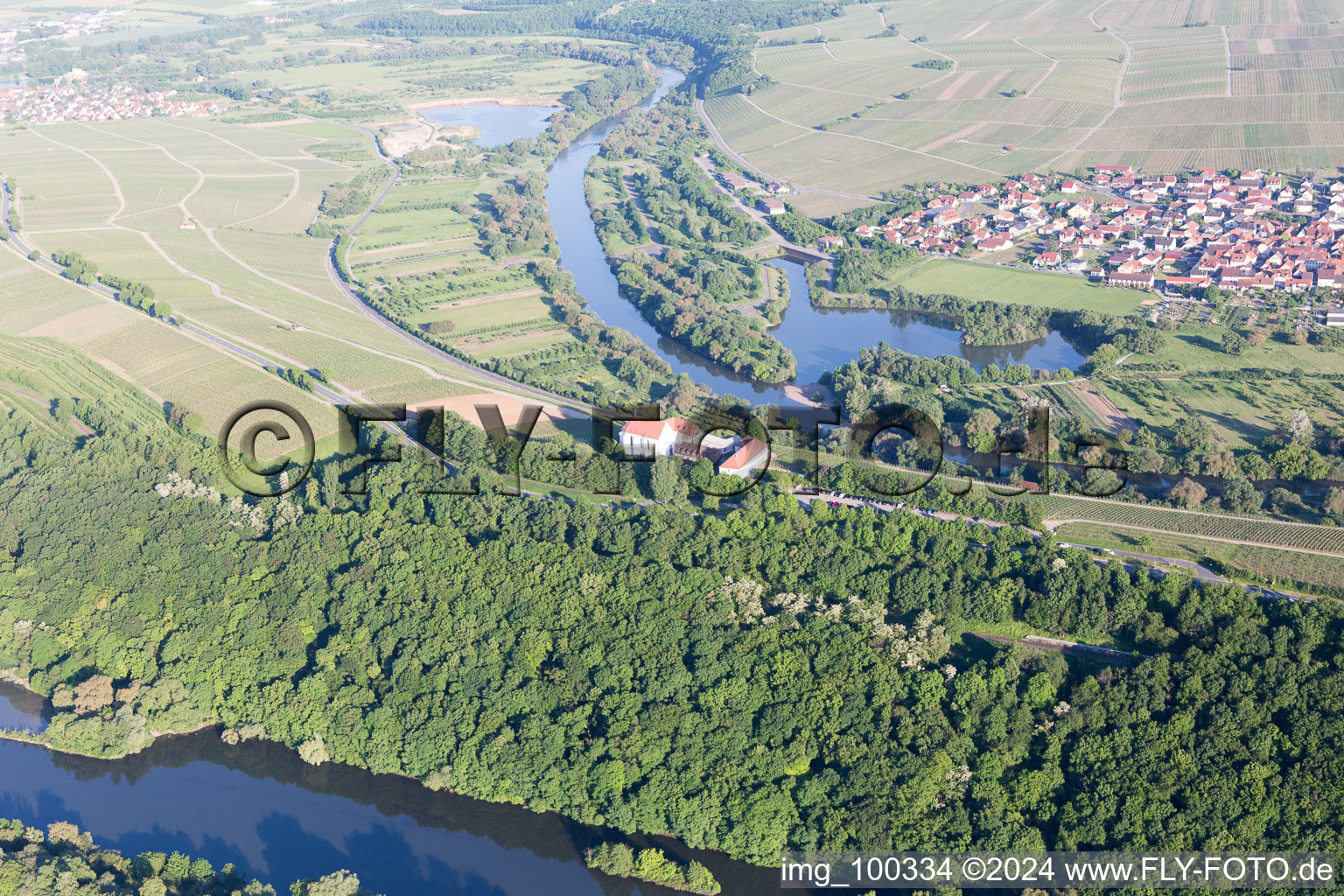 Vue aérienne de Pente principale du Vogelsburg et de l'église de Mariä Schutz à le quartier Escherndorf in Volkach dans le département Bavière, Allemagne