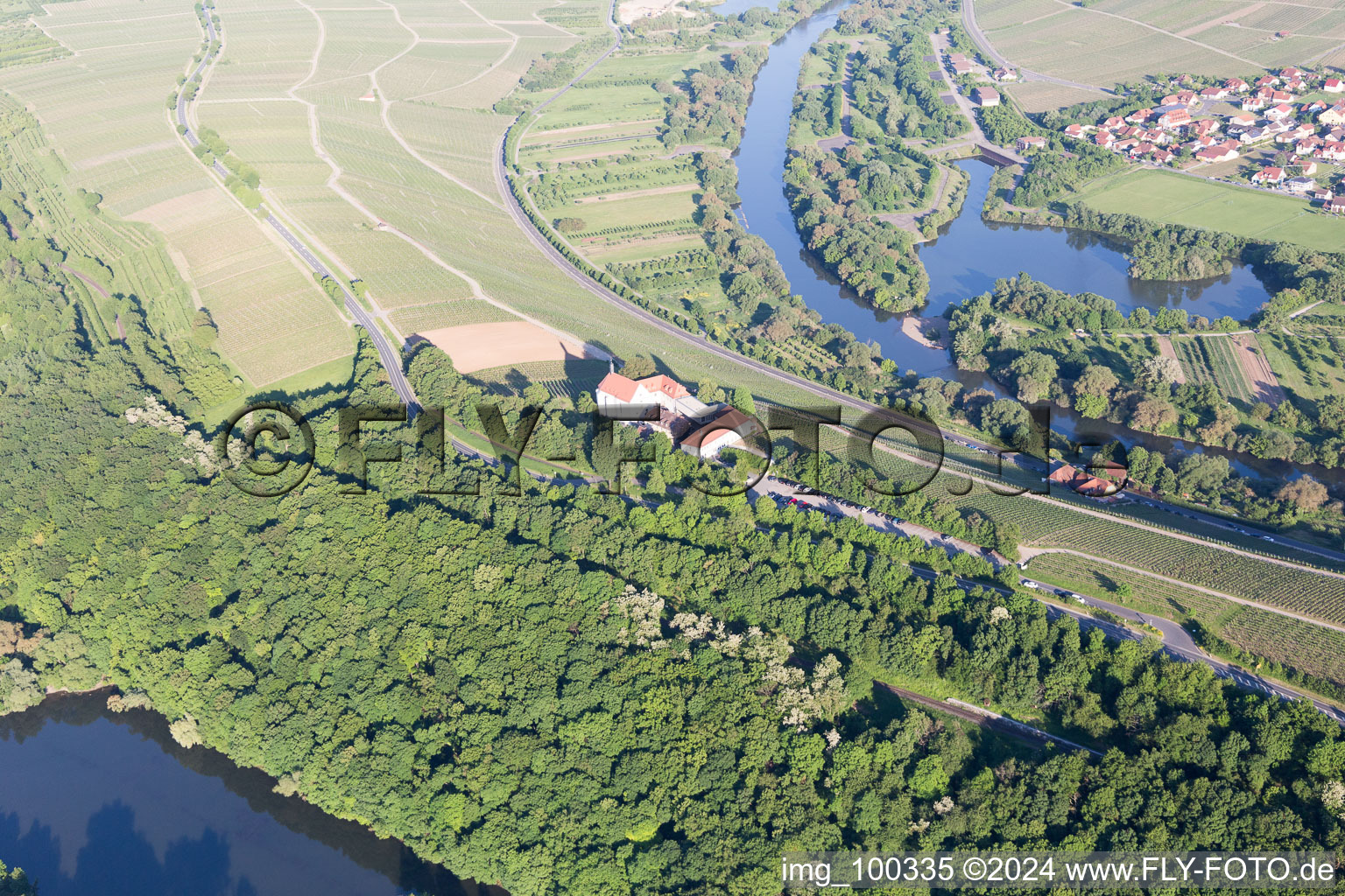 Photographie aérienne de Pente principale du Vogelsburg et de l'église de Mariä Schutz à le quartier Escherndorf in Volkach dans le département Bavière, Allemagne