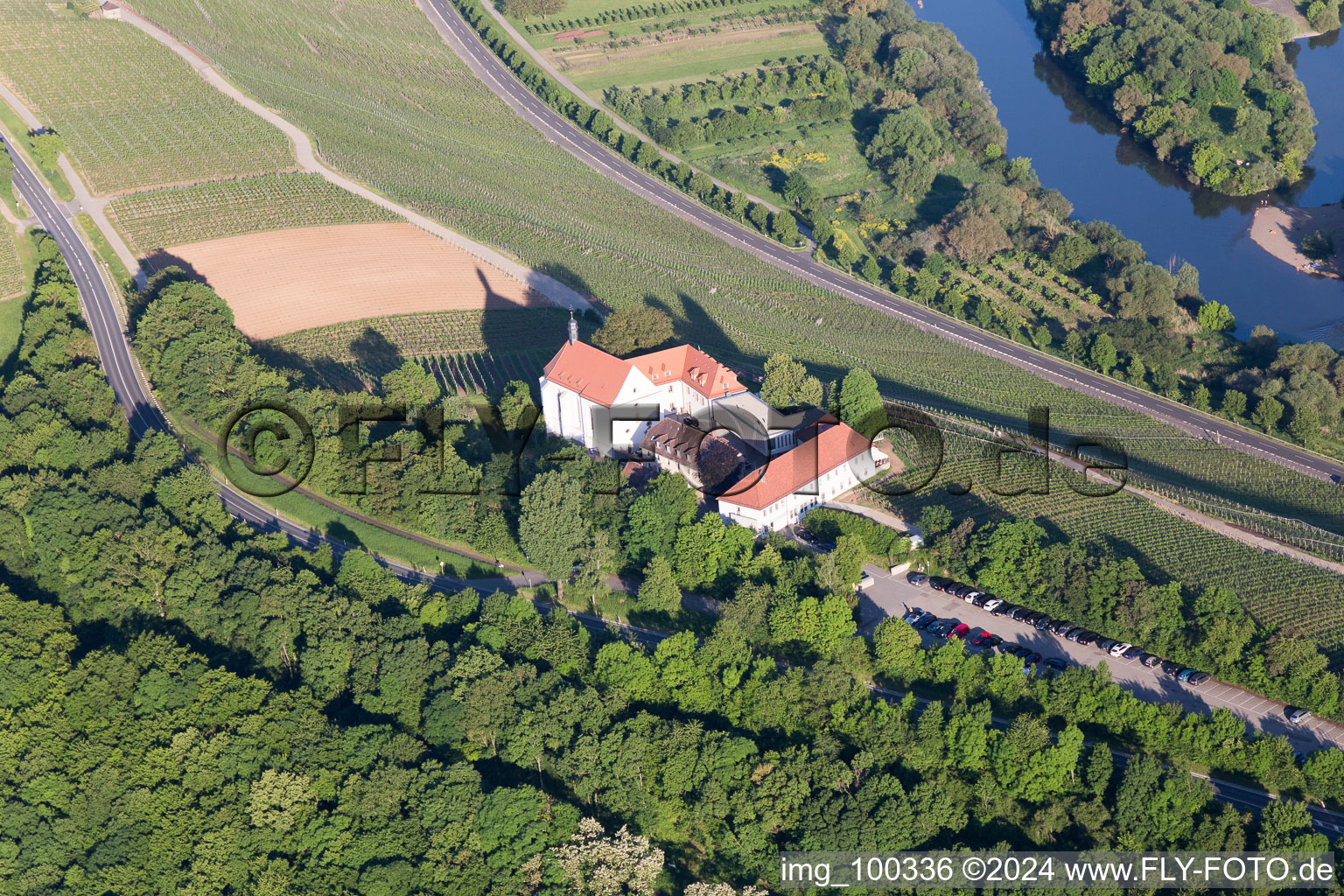 Vue oblique de Pente principale du Vogelsburg et de l'église de Mariä Schutz à le quartier Escherndorf in Volkach dans le département Bavière, Allemagne