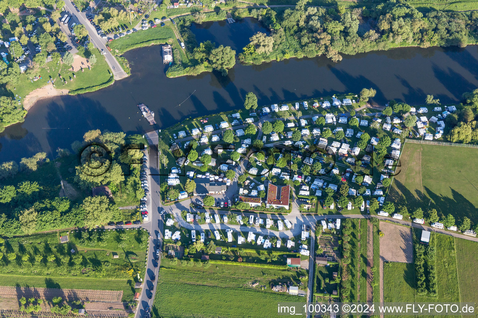 Vue aérienne de Caravanes et tentes - camping - et emplacement pour tentes camping Escherndorf sur le Main sur le Main à le quartier Escherndorf in Volkach dans le département Bavière, Allemagne