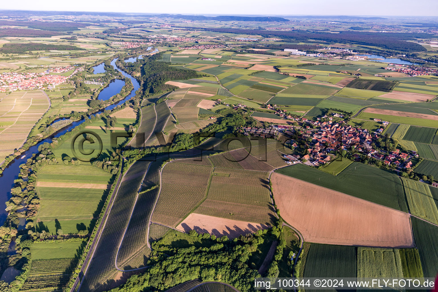 Vue oblique de Quartier Neuses am Berg in Dettelbach dans le département Bavière, Allemagne