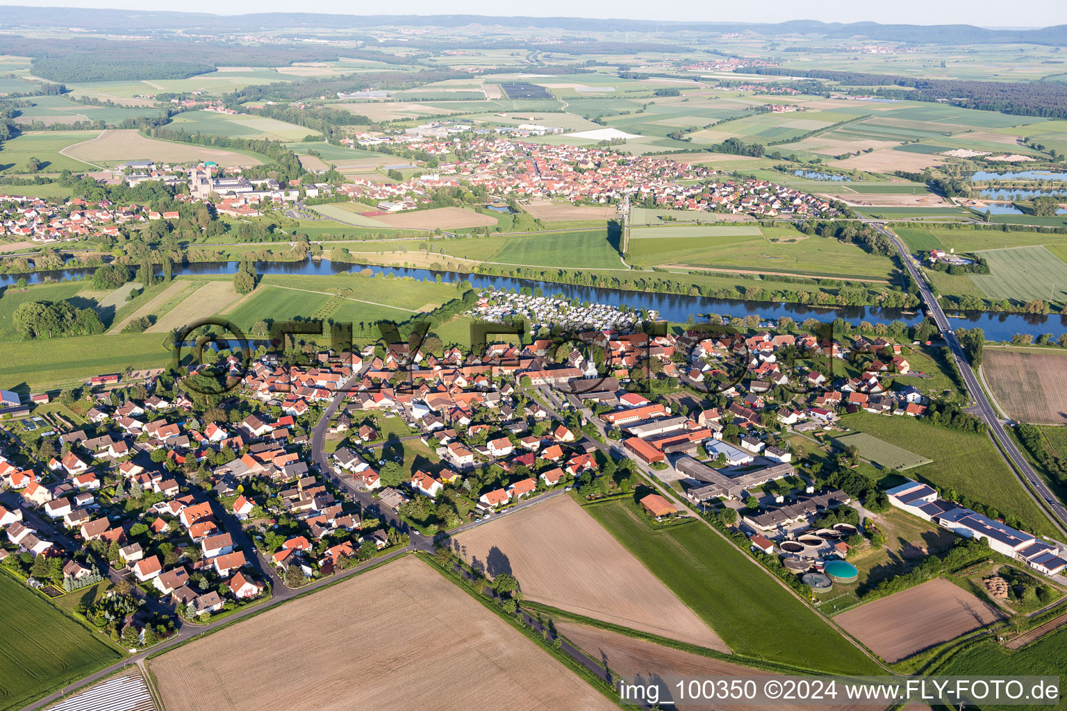 Vue aérienne de Surfaces des berges du Main en Schwarzenau à le quartier Schwarzenau in Schwarzach am Main dans le département Bavière, Allemagne