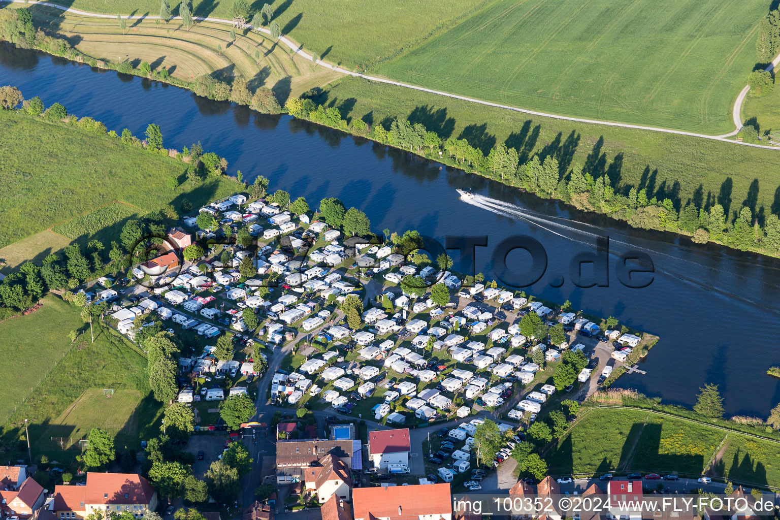 Vue aérienne de Caravanes et tentes - camping et camping Mainblick au bord du Main à Schwarzenau à le quartier Schwarzenau in Schwarzach am Main dans le département Bavière, Allemagne