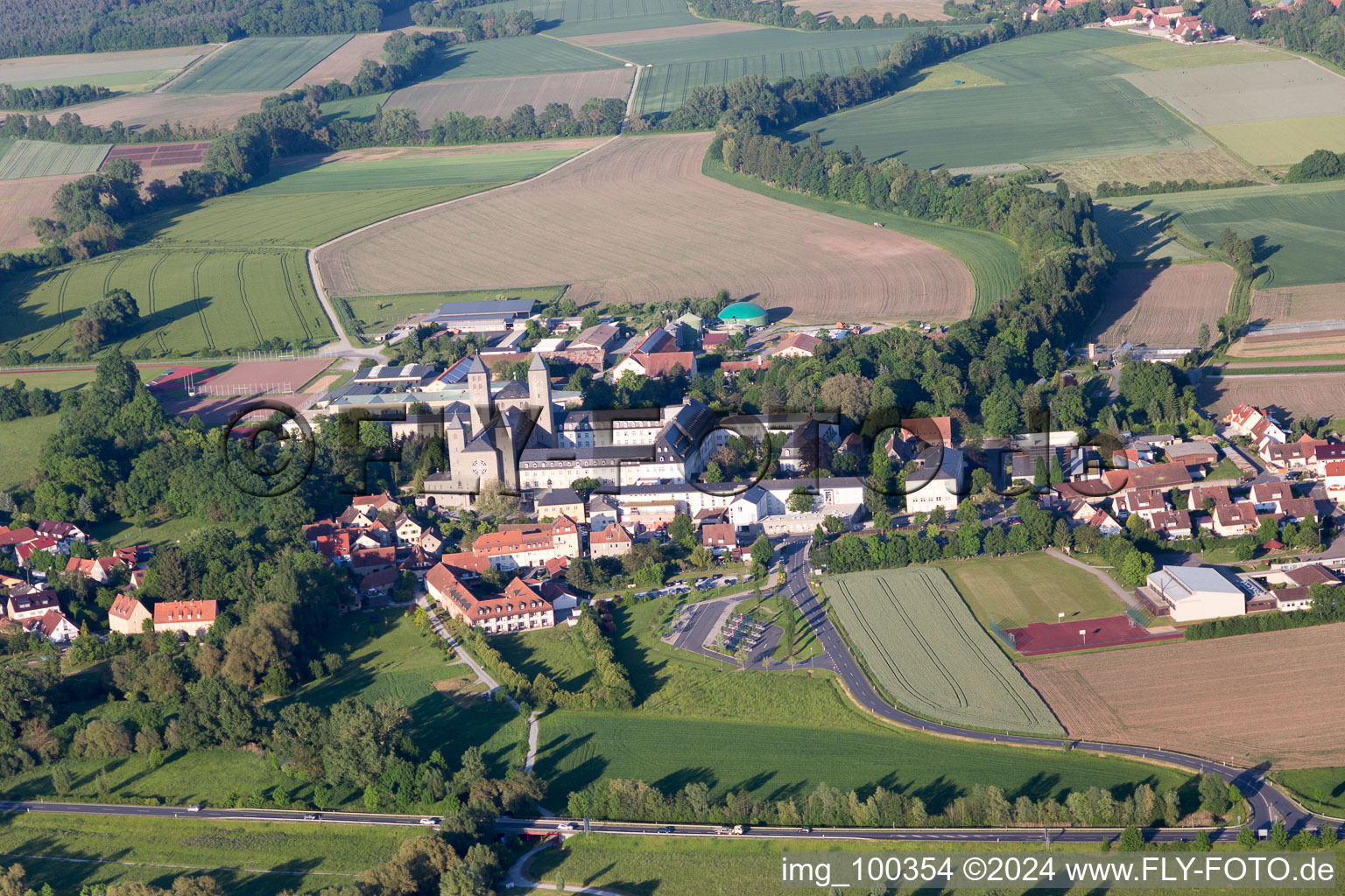 Vue aérienne de Schwarzach am Main dans le département Bavière, Allemagne