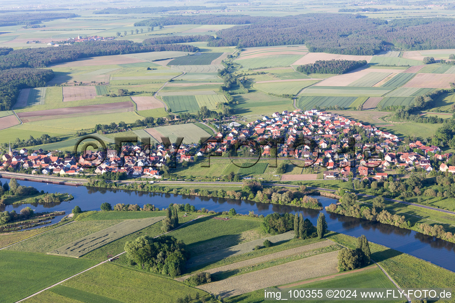 Vue aérienne de Schwarzach am Main dans le département Bavière, Allemagne