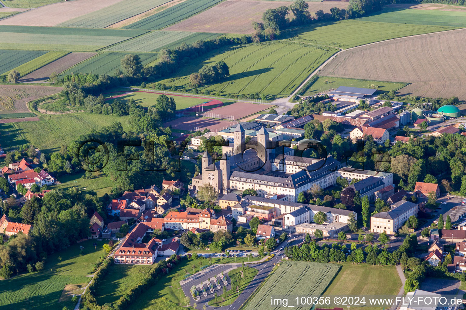 Vue aérienne de Ensemble immobilier du monastère abbatial de Münsterschwarzach à le quartier Stadtschwarzach in Schwarzach am Main dans le département Bavière, Allemagne