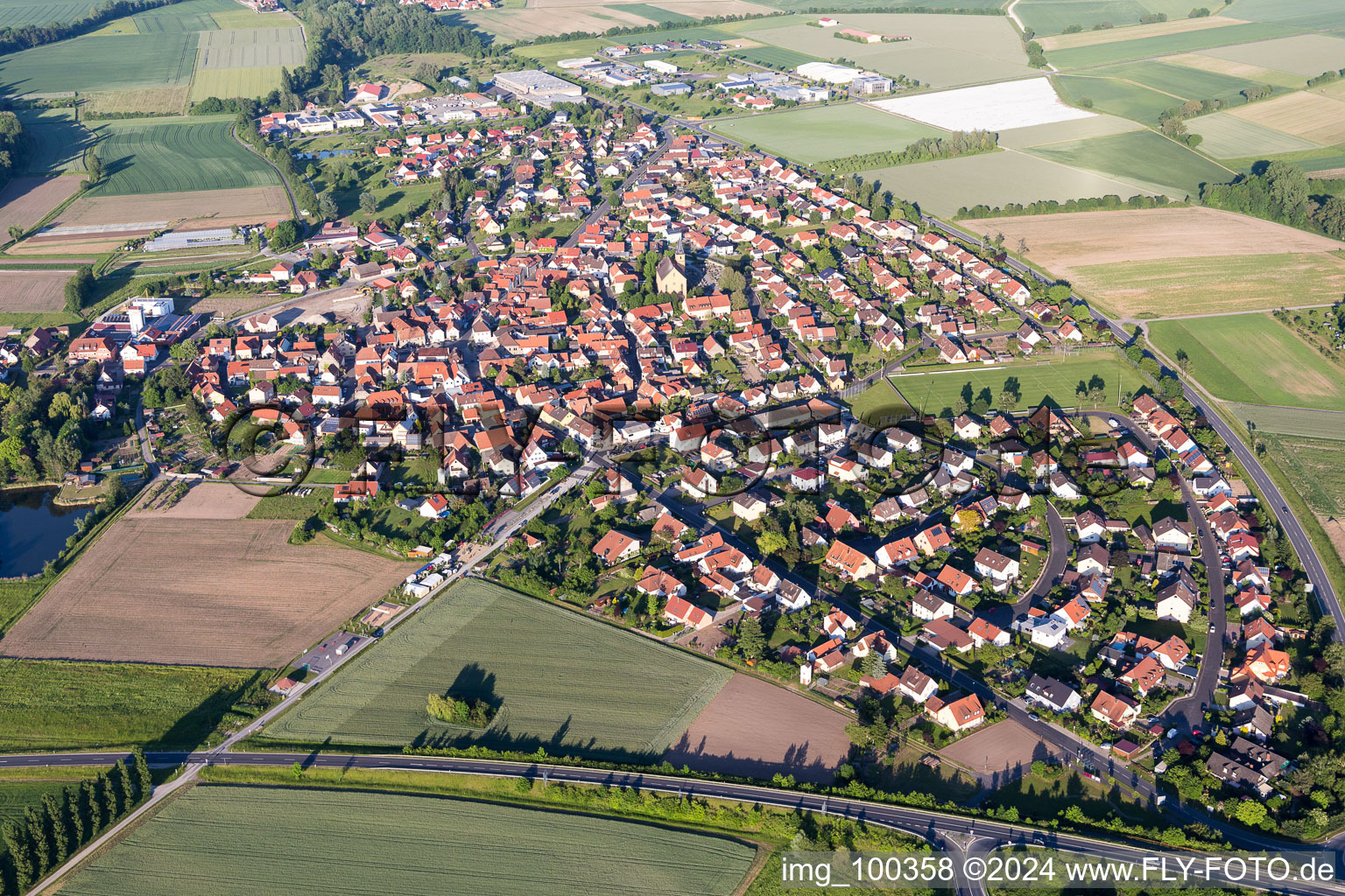 Vue aérienne de Vue des rues et des maisons des quartiers résidentiels à le quartier Stadtschwarzach in Schwarzach am Main dans le département Bavière, Allemagne