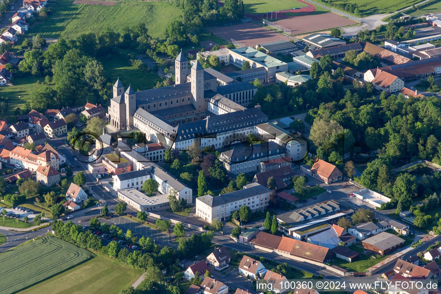 Vue aérienne de Ensemble immobilier du monastère abbatial de Münsterschwarzach à le quartier Stadtschwarzach in Schwarzach am Main dans le département Bavière, Allemagne