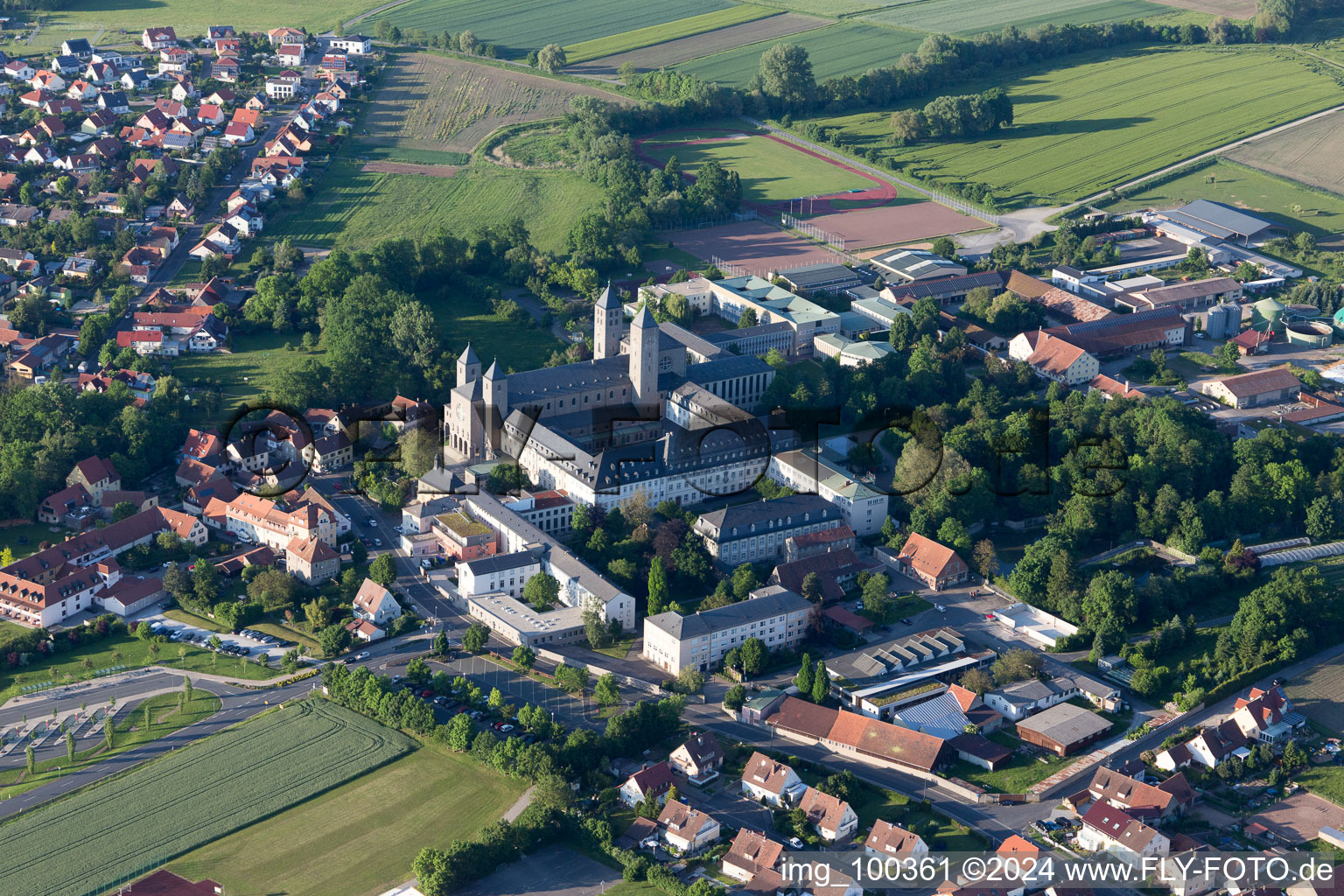 Vue aérienne de Ensemble immobilier du monastère abbatial Münsterschwarzach à le quartier Münsterschwarzach in Schwarzach am Main dans le département Bavière, Allemagne