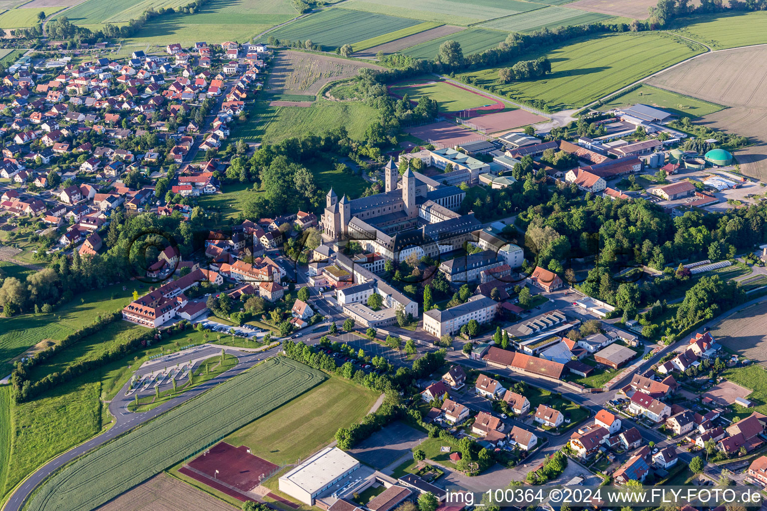 Photographie aérienne de Ensemble immobilier du monastère abbatial de Münsterschwarzach à le quartier Stadtschwarzach in Schwarzach am Main dans le département Bavière, Allemagne