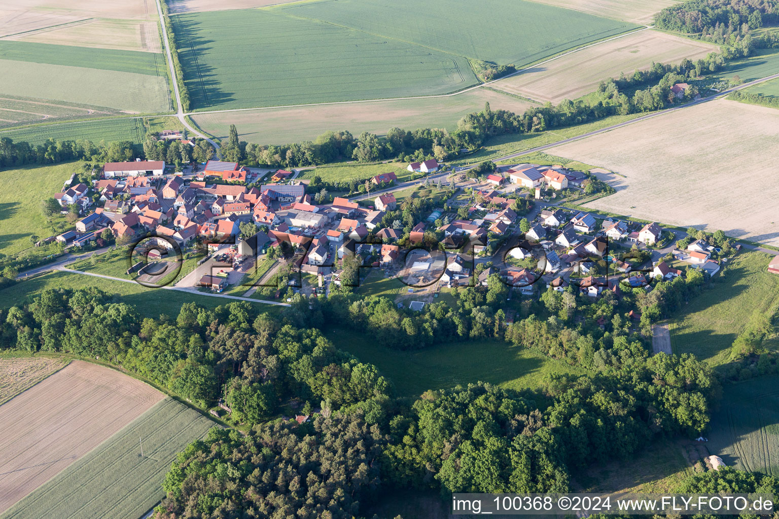 Vue aérienne de Quartier Atzhausen in Kleinlangheim dans le département Bavière, Allemagne