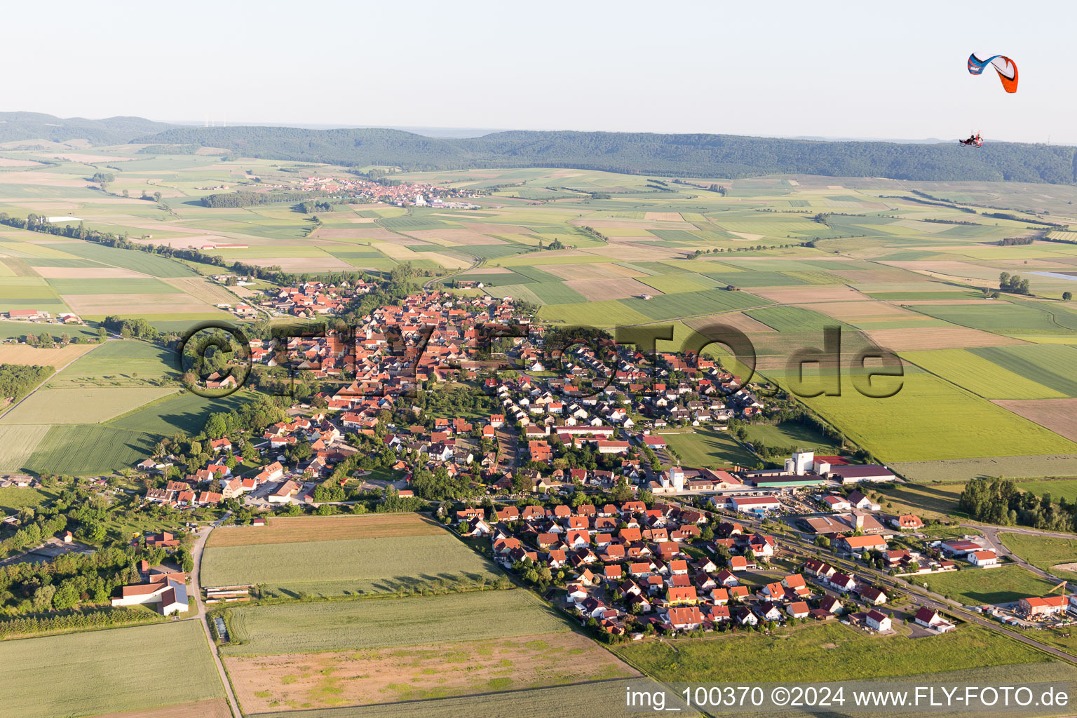 Vue aérienne de Du nord à Kleinlangheim dans le département Bavière, Allemagne