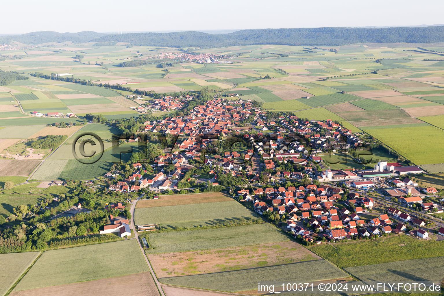 Vue aérienne de Du nord à Kleinlangheim dans le département Bavière, Allemagne