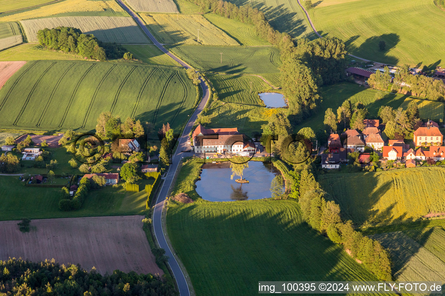 Vue aérienne de Propriété au bord d'un étang à le quartier Rehweiler in Geiselwind dans le département Bavière, Allemagne