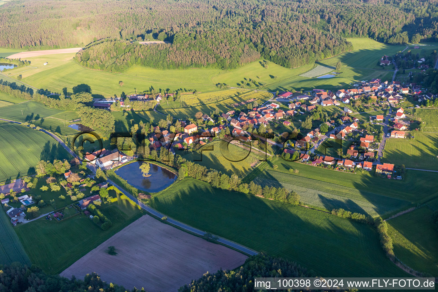 Vue aérienne de Weier avec une île à la périphérie à le quartier Rehweiler in Geiselwind dans le département Bavière, Allemagne