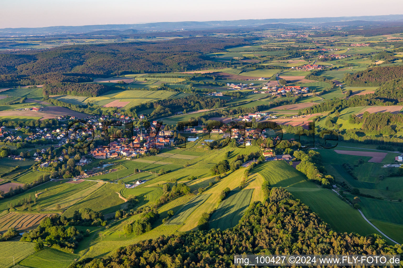 Vue aérienne de Burgwindheim dans le département Bavière, Allemagne