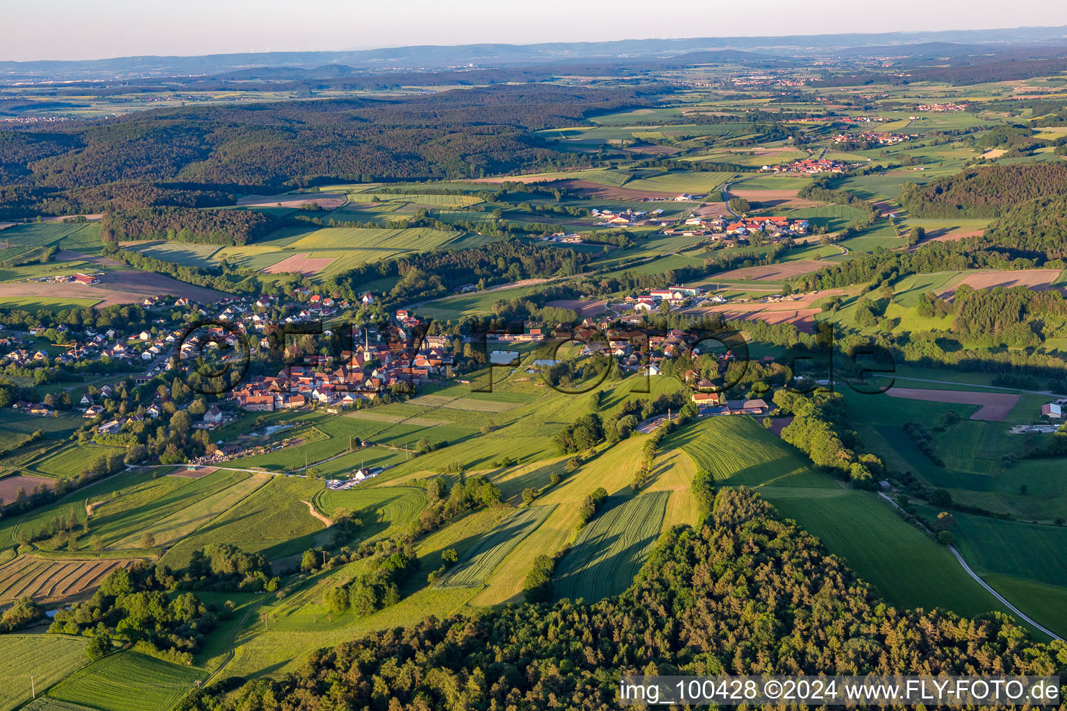 Vue aérienne de Burgwindheim dans le département Bavière, Allemagne