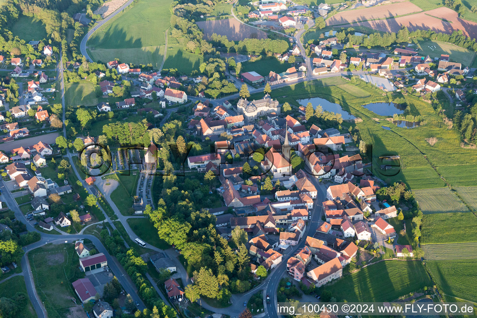 Vue oblique de Burgwindheim dans le département Bavière, Allemagne