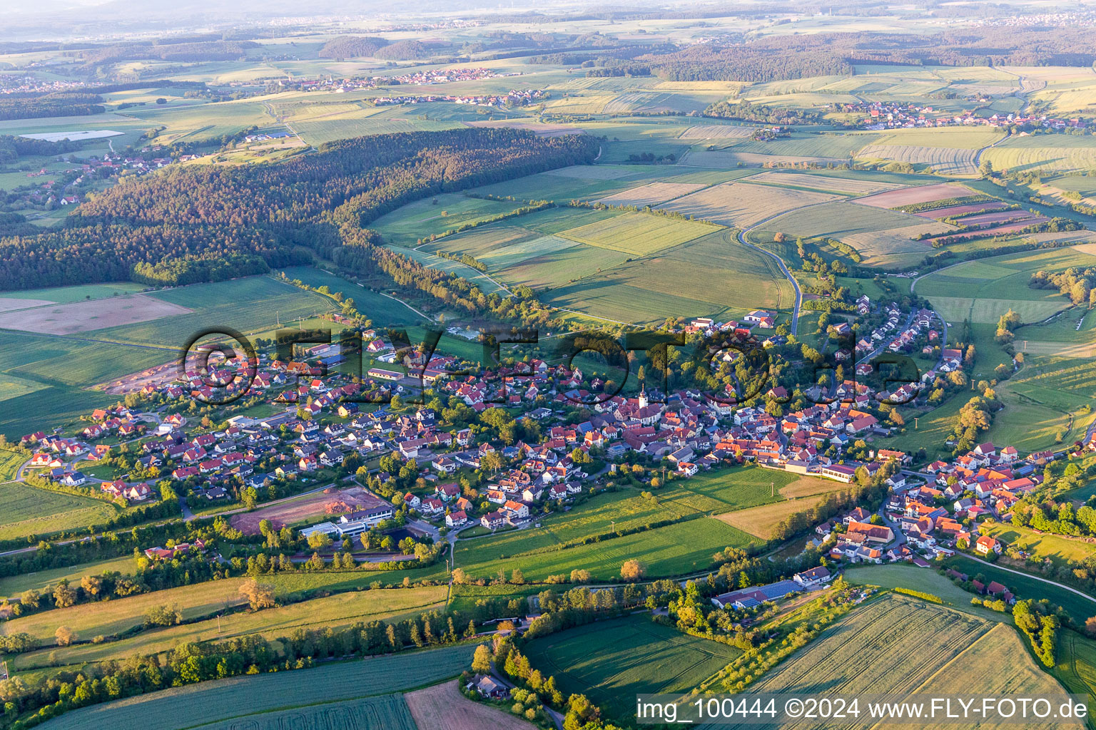 Vue aérienne de Champs agricoles et surfaces utilisables à le quartier Schönbrunn in  Steigerwald in Schönbrunn im Steigerwald dans le département Bavière, Allemagne