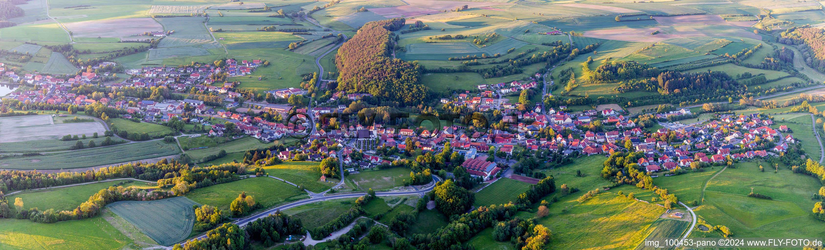 Vue aérienne de Panorama en bordure des champs agricoles et des surfaces utilisables en Trossenfurt à le quartier Trossenfurt in Oberaurach dans le département Bavière, Allemagne