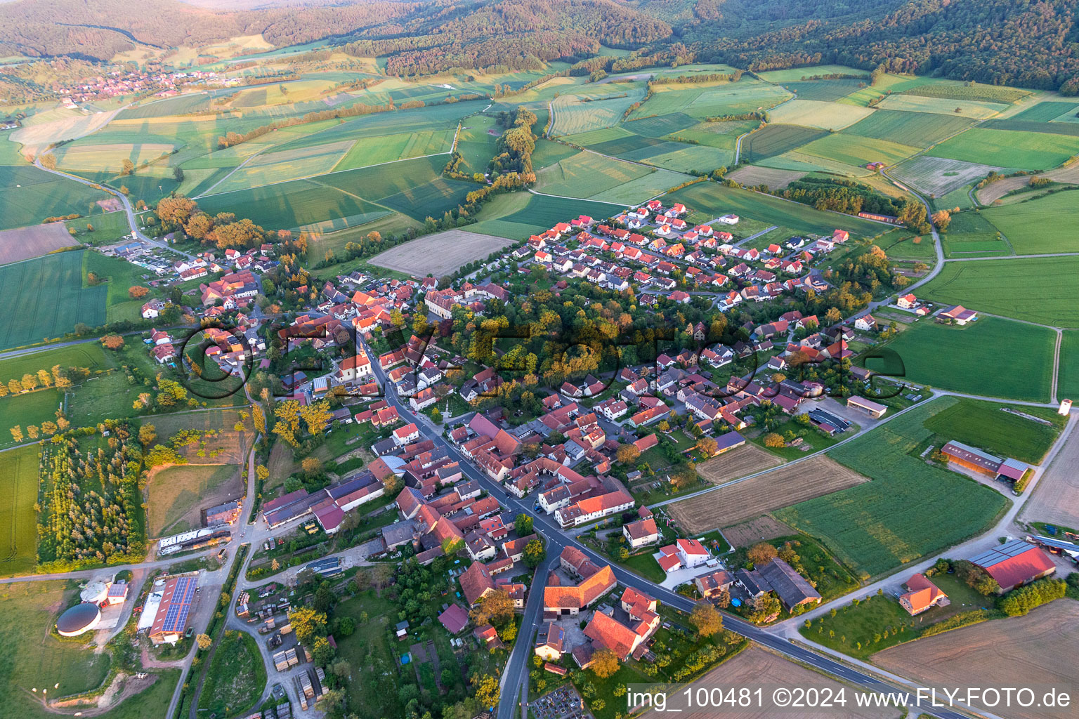 Vue aérienne de Quartier Oberschwappach in Knetzgau dans le département Bavière, Allemagne