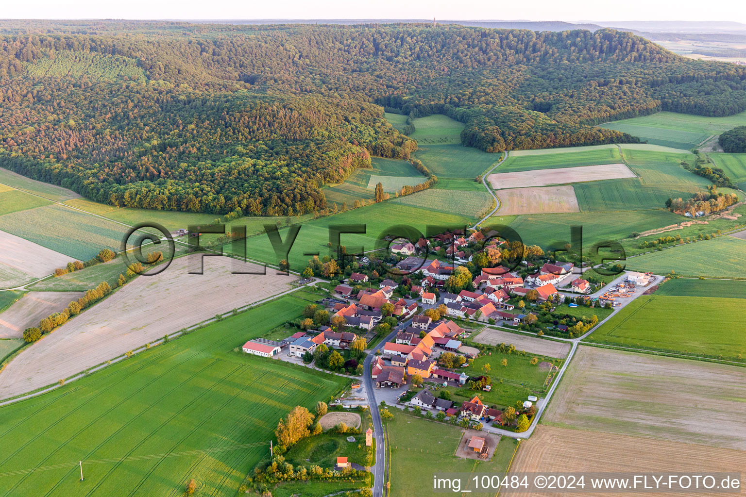 Vue aérienne de Vue sur le village à le quartier Oberschwappach in Knetzgau dans le département Bavière, Allemagne