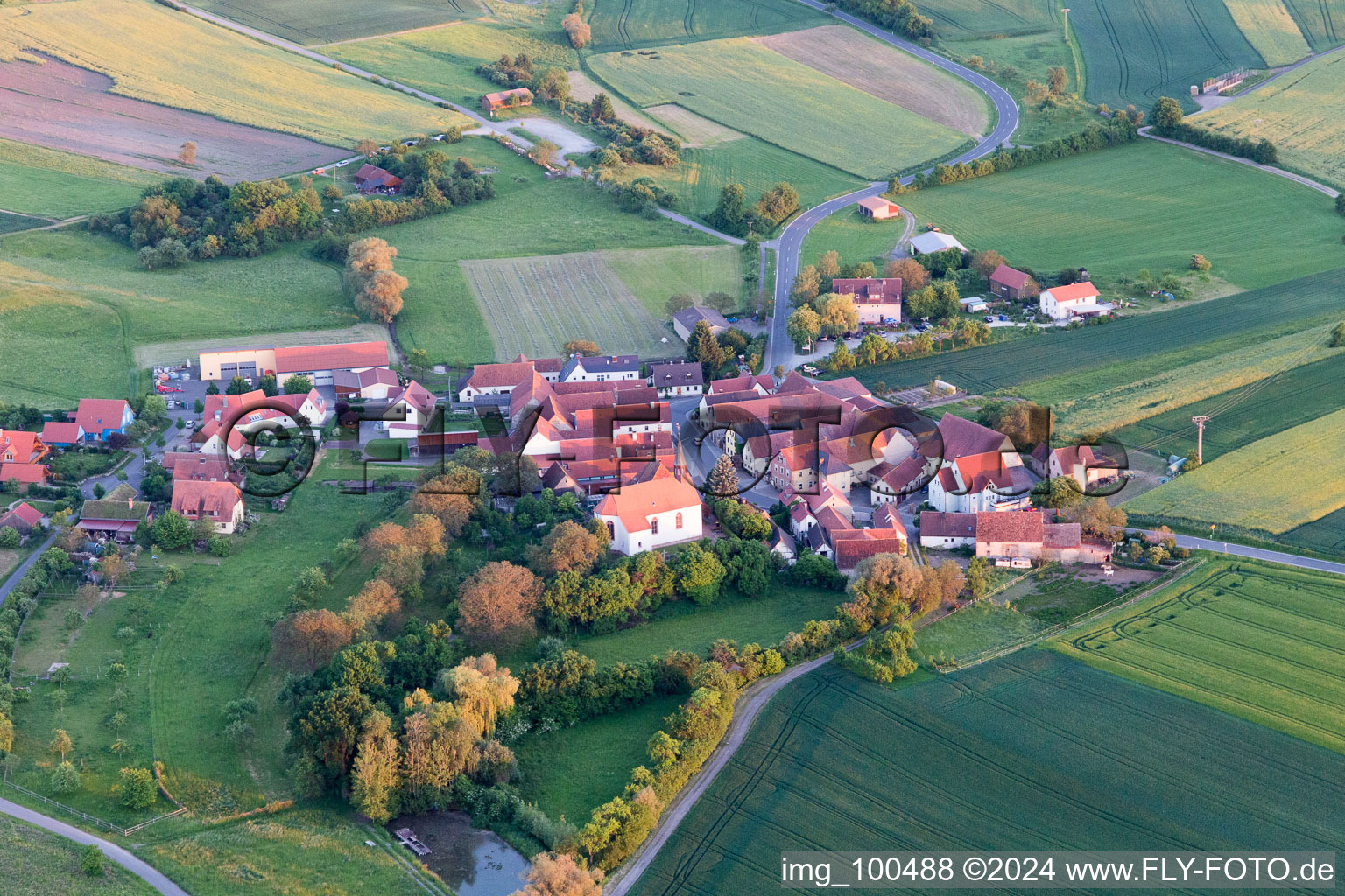 Vue aérienne de Donnersdorf dans le département Bavière, Allemagne