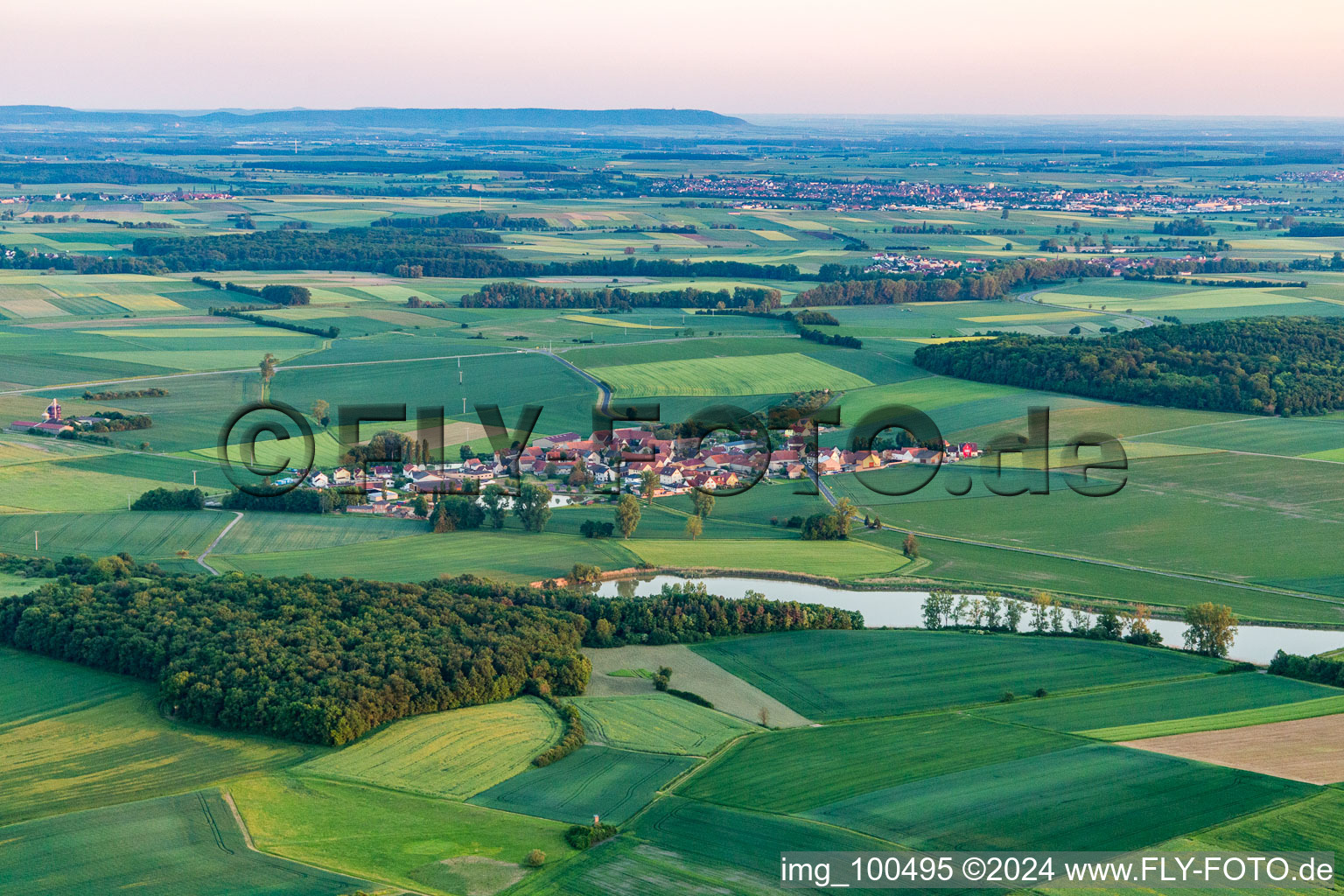 Vue aérienne de Place derrière le Herrnsee à le quartier Kleinrheinfeld in Donnersdorf dans le département Bavière, Allemagne