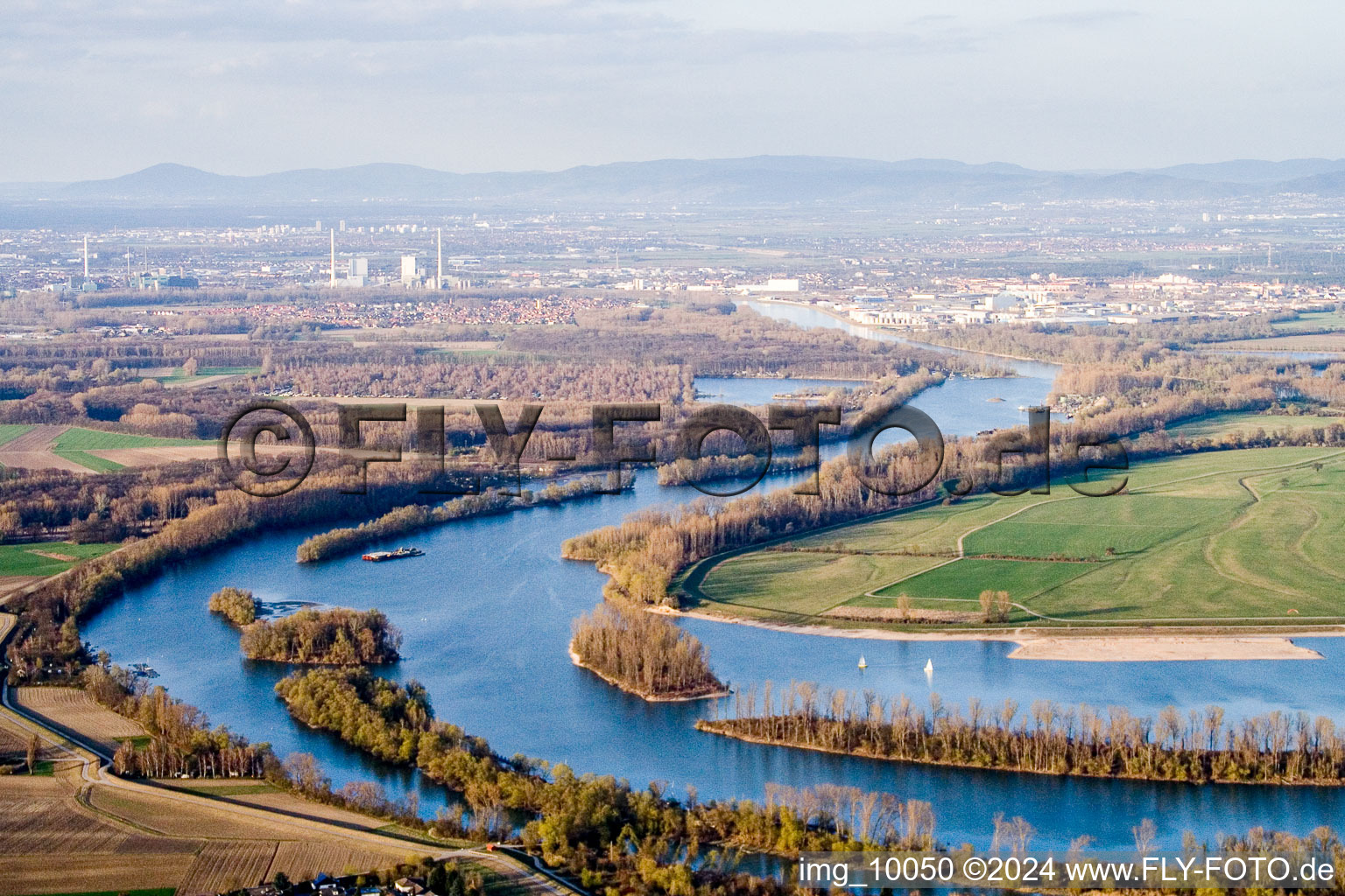 Vue aérienne de Plaines inondables sur les rives de la rivière Angelhofer Altrhein à Otterstadt dans le département Rhénanie-Palatinat, Allemagne