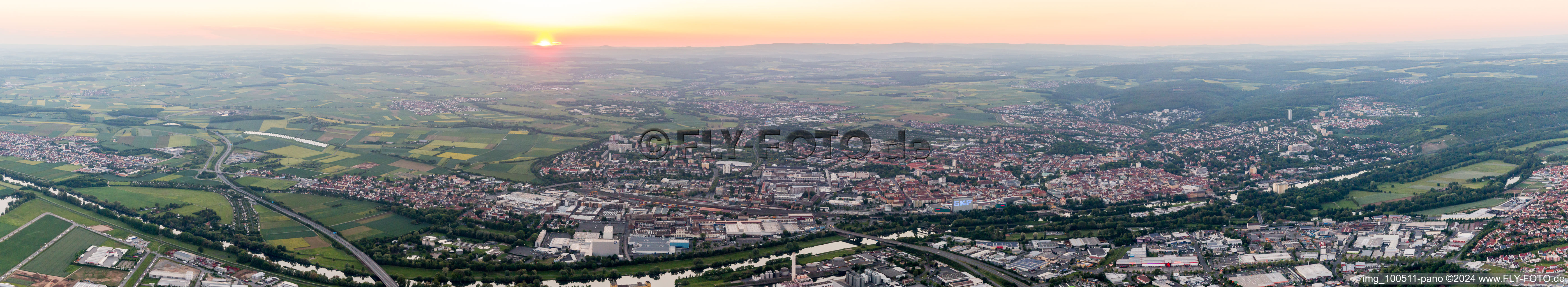 Vue aérienne de Panorama au coucher du soleil à Schweinfurt dans le département Bavière, Allemagne