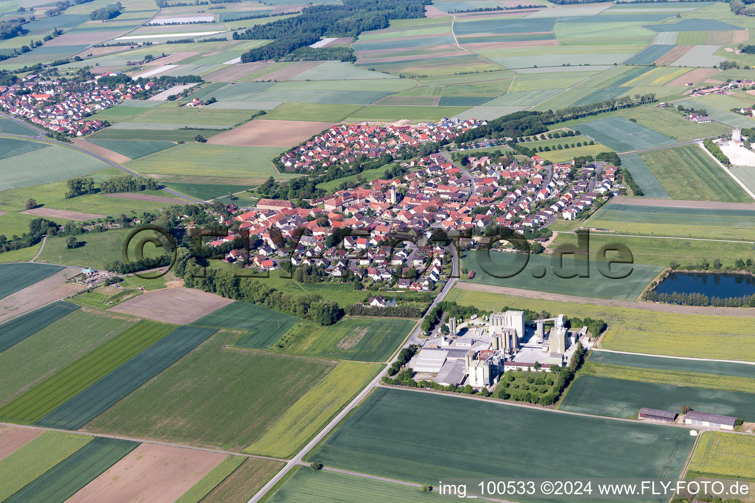 Vue aérienne de Champs agricoles et surfaces utilisables à Sulzheim dans le département Bavière, Allemagne