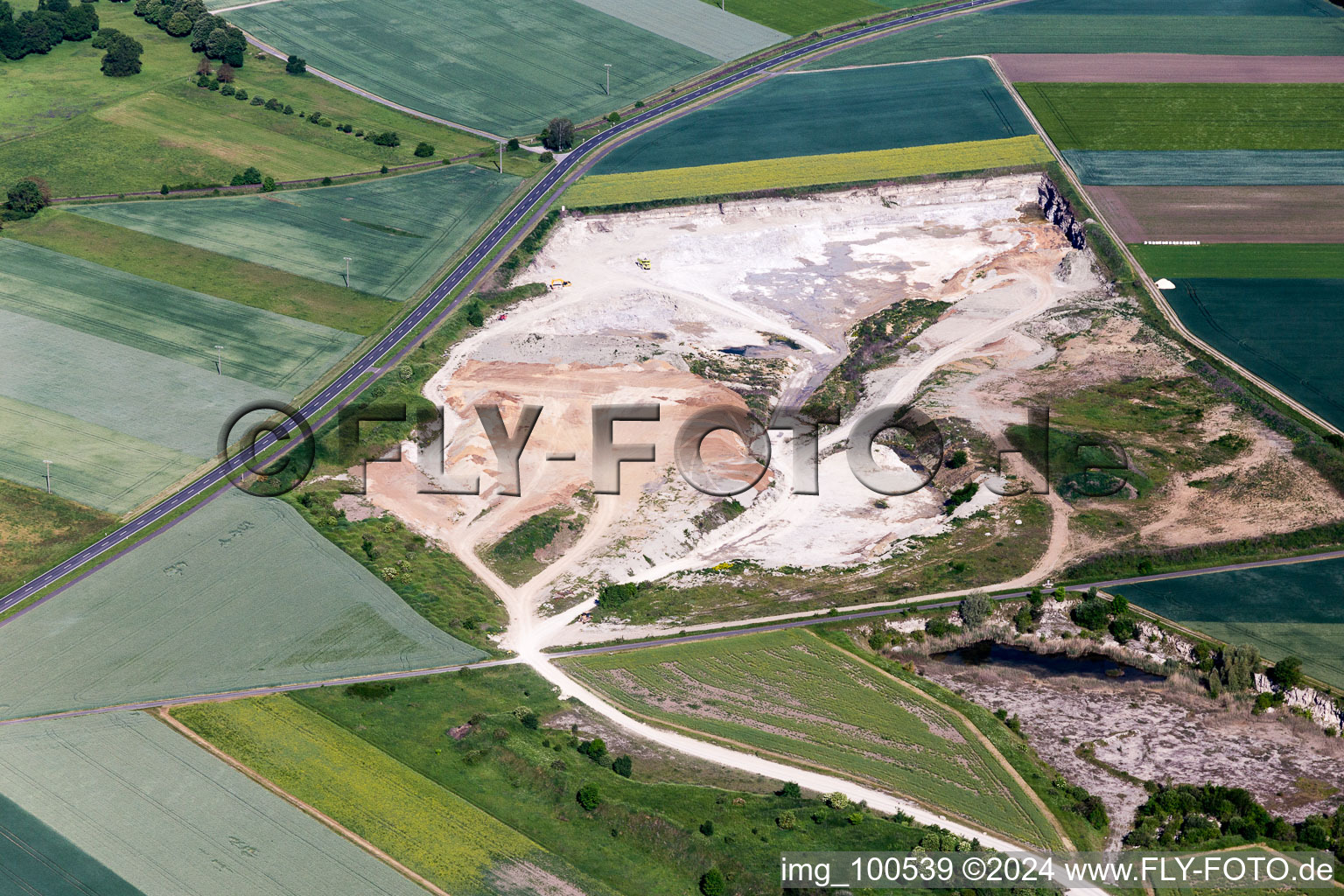 Photographie aérienne de Exploitation à ciel ouvert de gravier de la centrale à béton et de matériaux de construction à Sulzheim dans le département Bavière, Allemagne