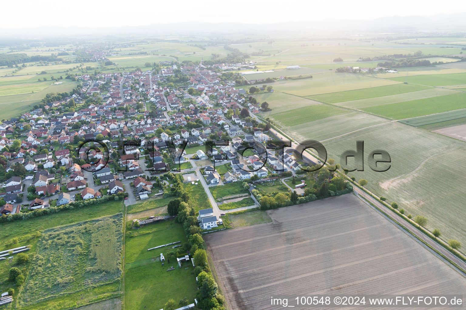 Minfeld dans le département Rhénanie-Palatinat, Allemagne vu d'un drone