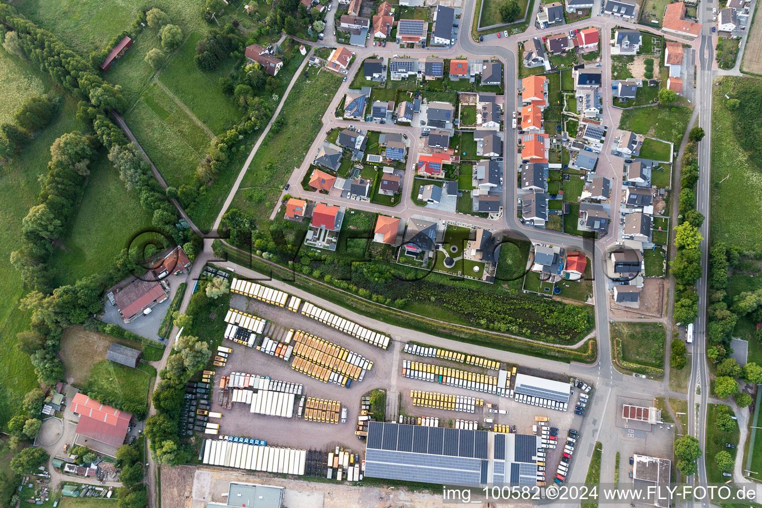 Rohrbach dans le département Rhénanie-Palatinat, Allemagne du point de vue du drone