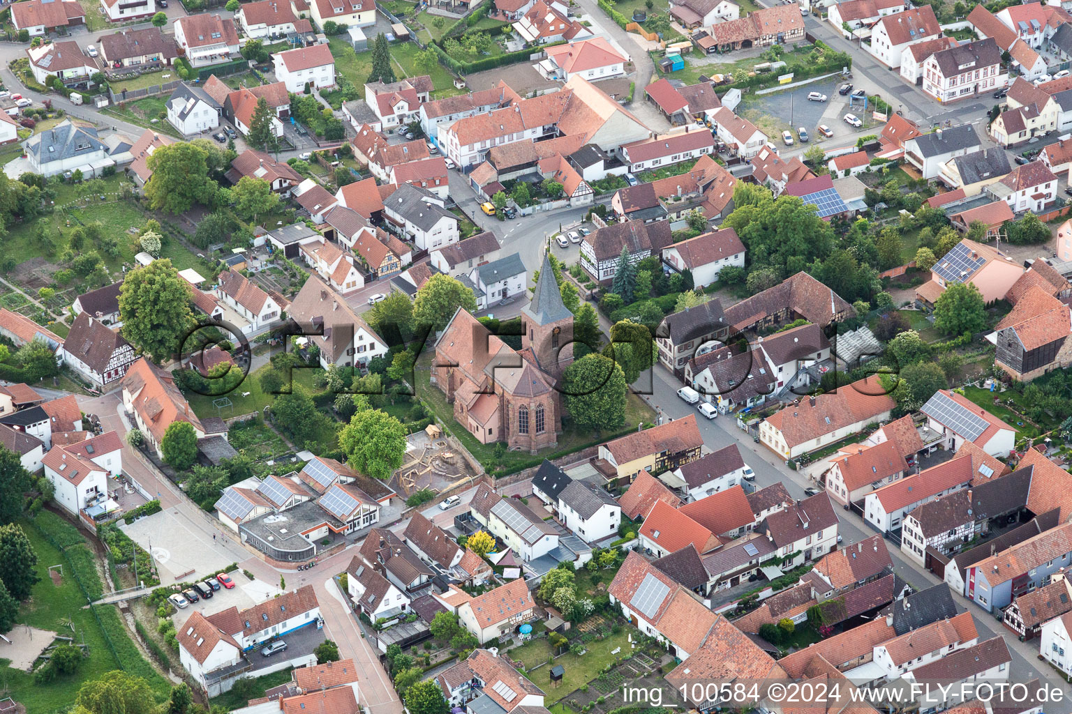 Vue aérienne de Bâtiment d'église au centre du village à Rohrbach dans le département Rhénanie-Palatinat, Allemagne