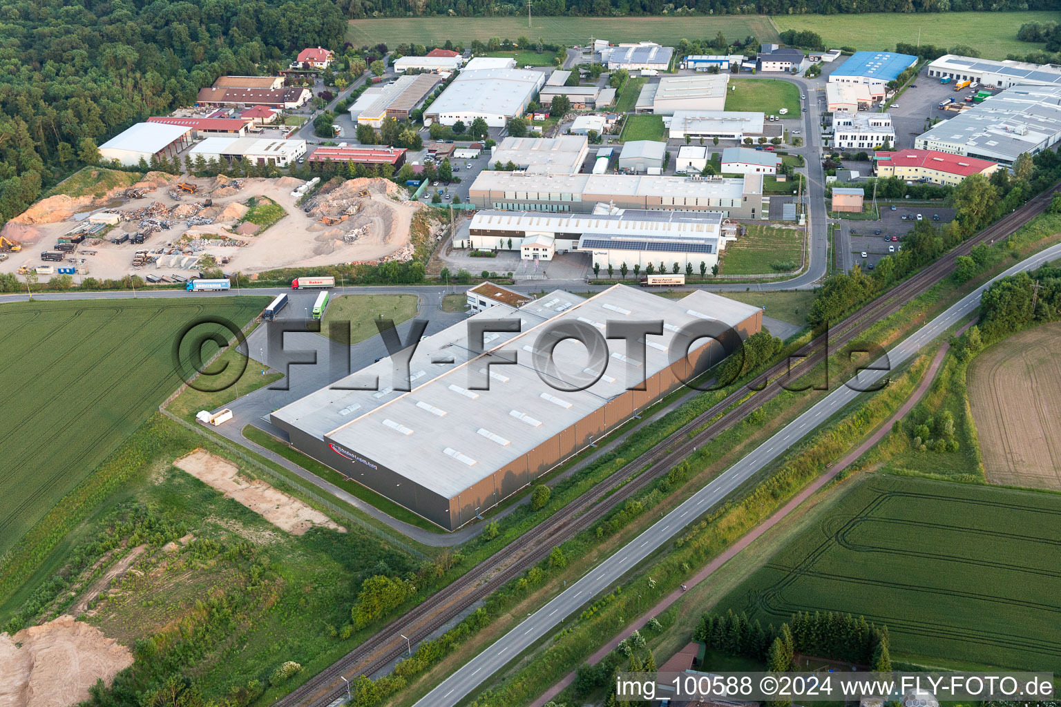 Vue aérienne de Entrepôts et bâtiments d'expédition de la société Eichenlaub Logistik GmbH à Rohrbach dans le département Rhénanie-Palatinat, Allemagne