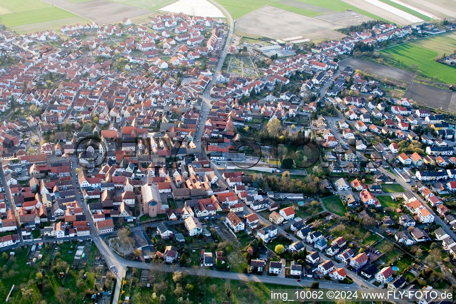 Vue des rues et des maisons des quartiers résidentiels à Waldsee dans le département Rhénanie-Palatinat, Allemagne d'en haut