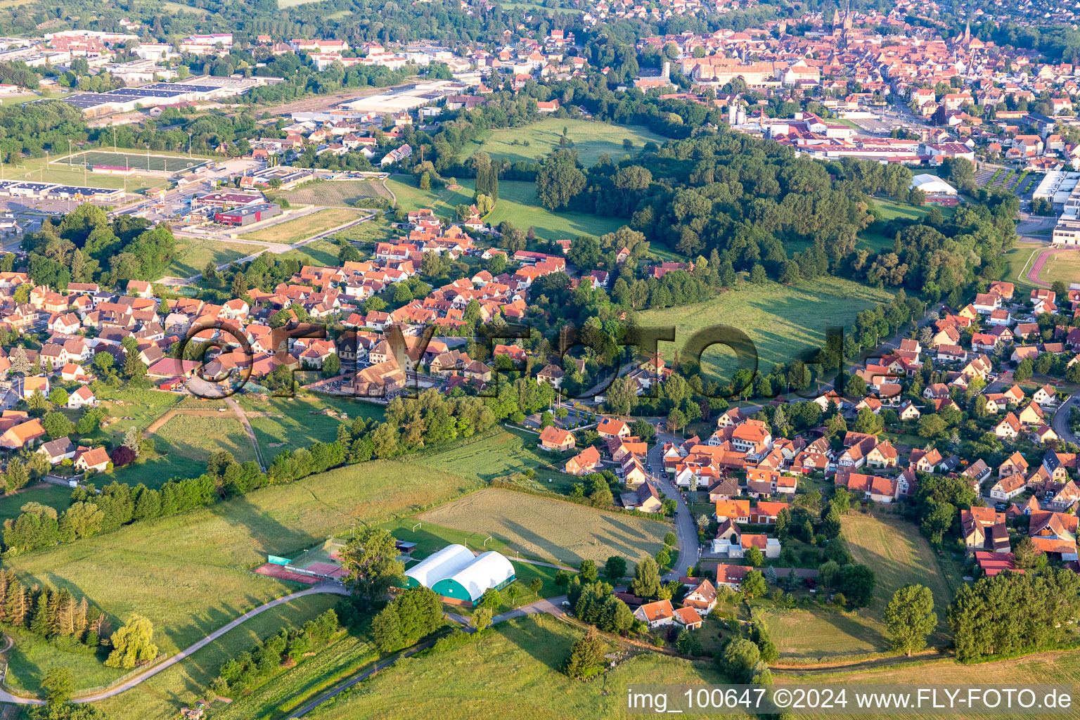 Quartier Altenstadt in Wissembourg dans le département Bas Rhin, France du point de vue du drone