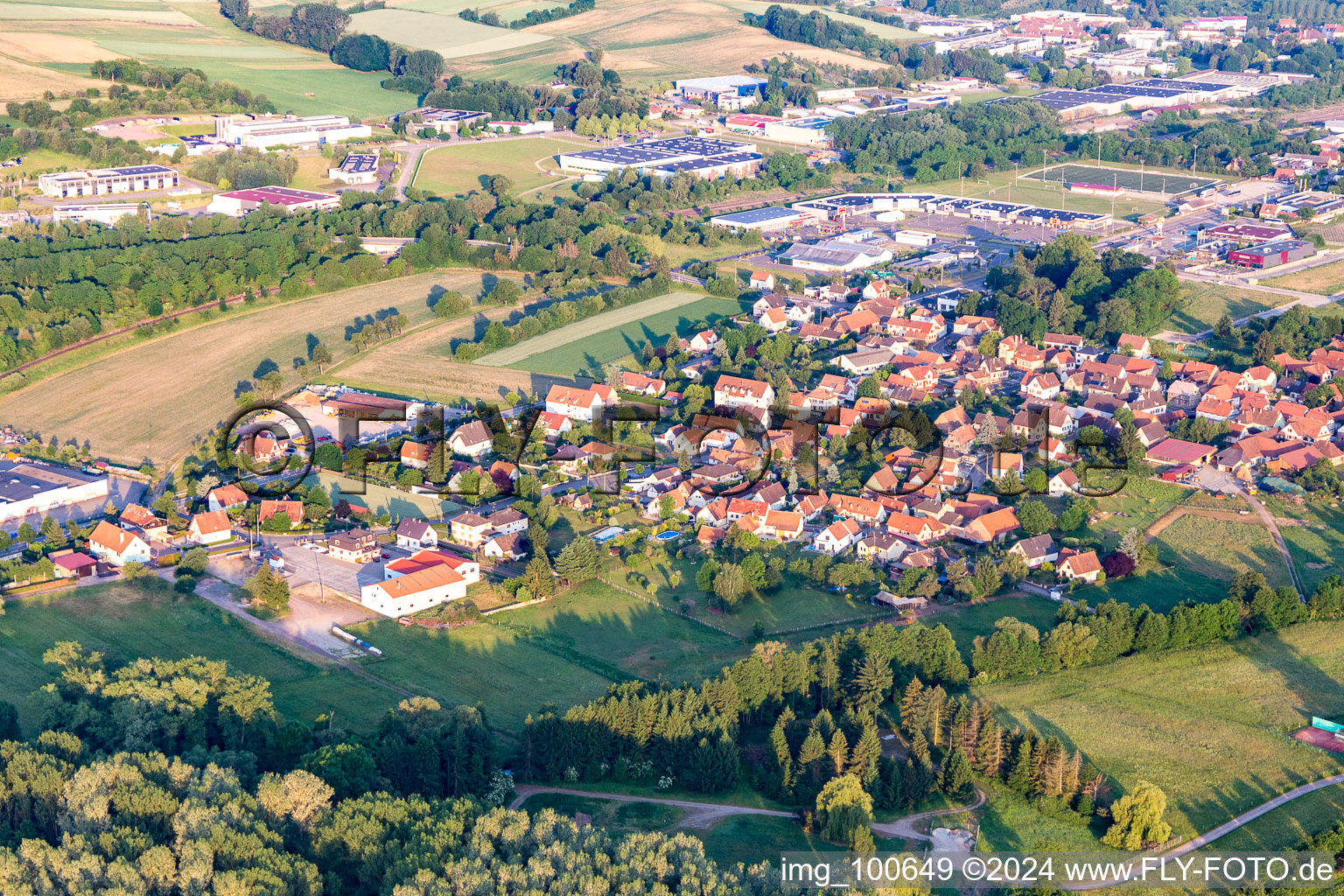 Quartier Altenstadt in Wissembourg dans le département Bas Rhin, France vu d'un drone