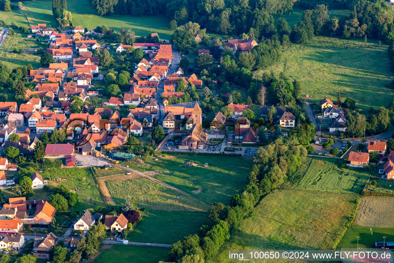 Vue aérienne de Saint-Ulrich à le quartier Altenstadt in Wissembourg dans le département Bas Rhin, France