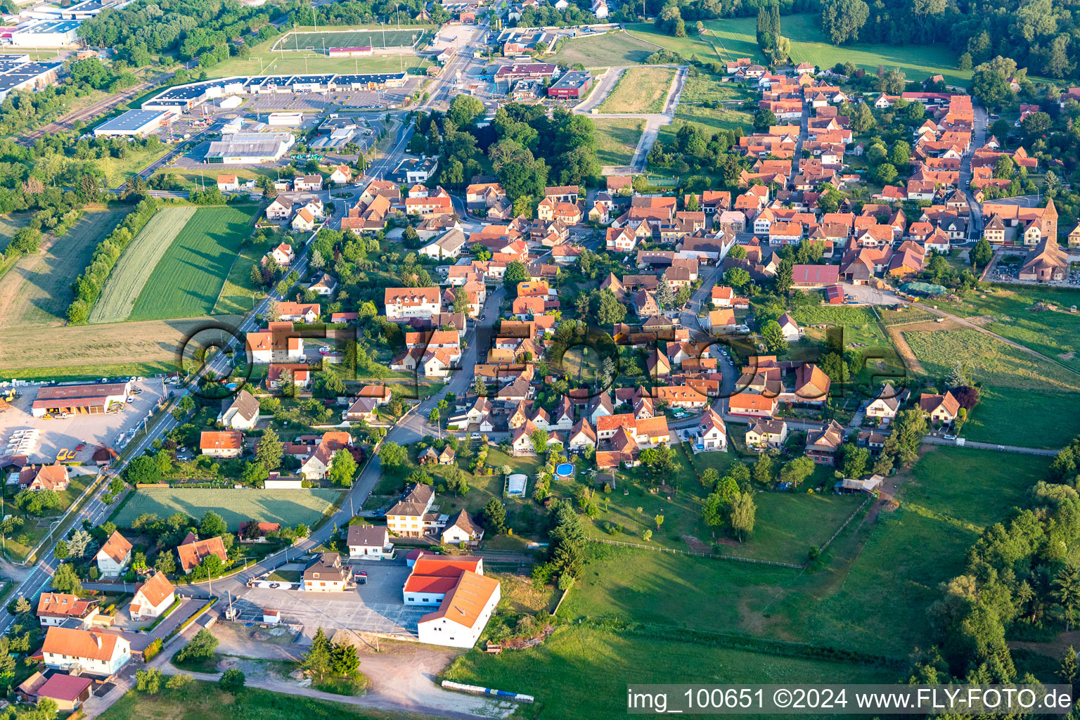 Vue aérienne de Quartier Altenstadt in Wissembourg dans le département Bas Rhin, France