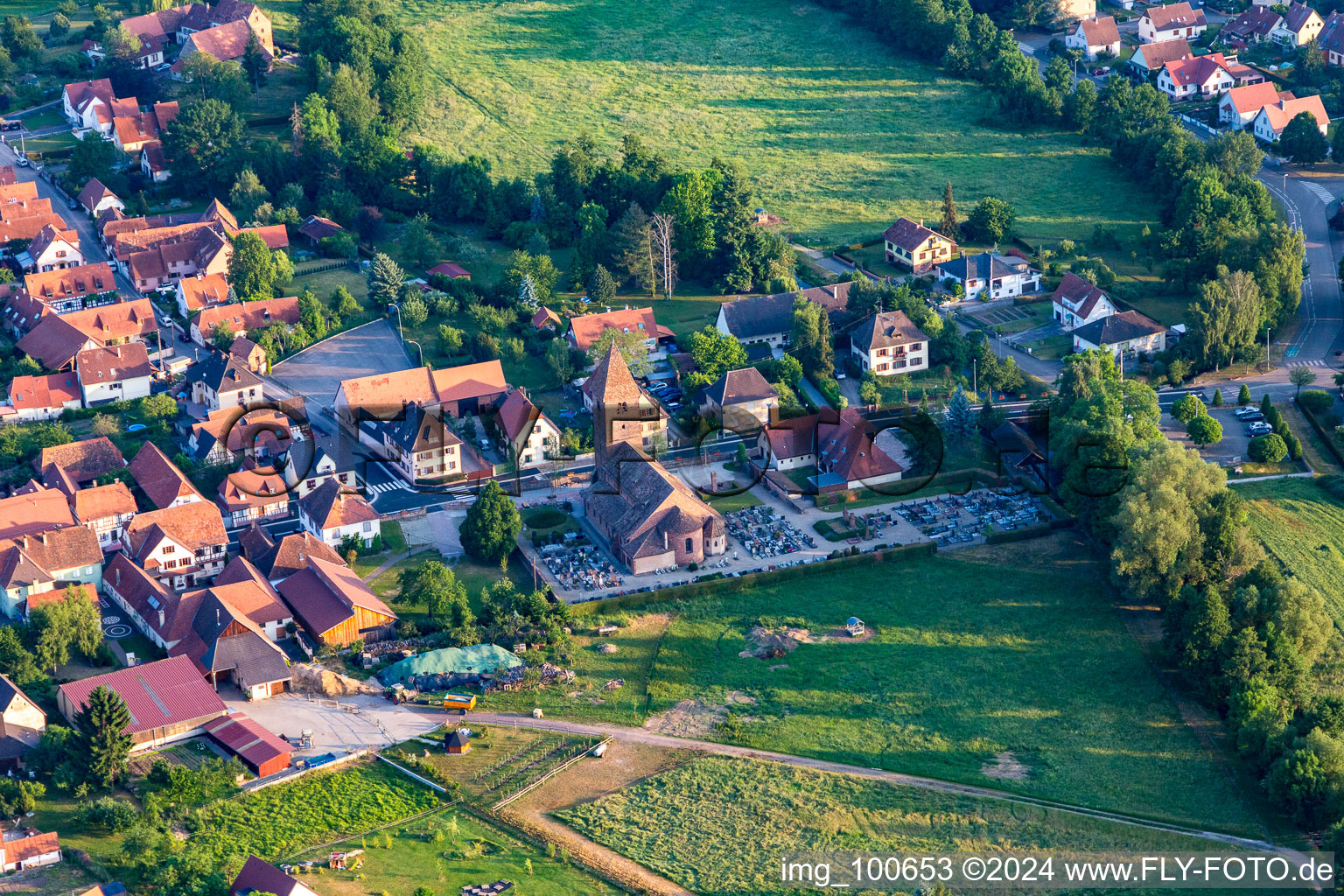 Vue aérienne de Église Saint-Ulrich d'Altenstadt et cimetière à le quartier Altenstadt in Wissembourg dans le département Bas Rhin, France