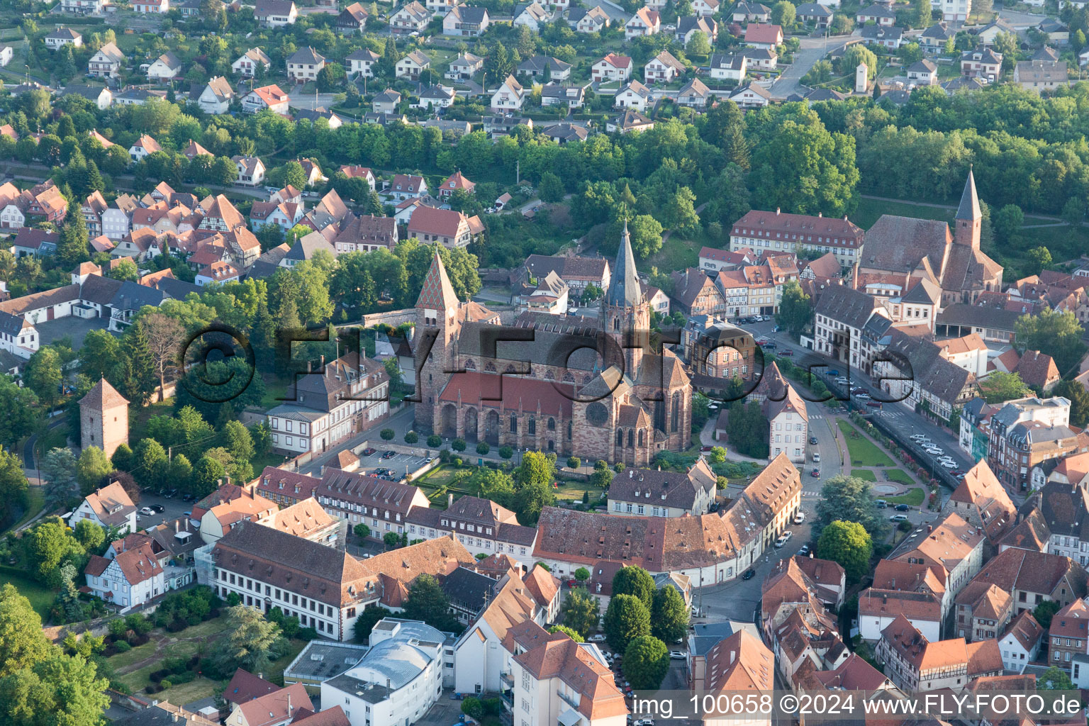 Wissembourg dans le département Bas Rhin, France vu d'un drone