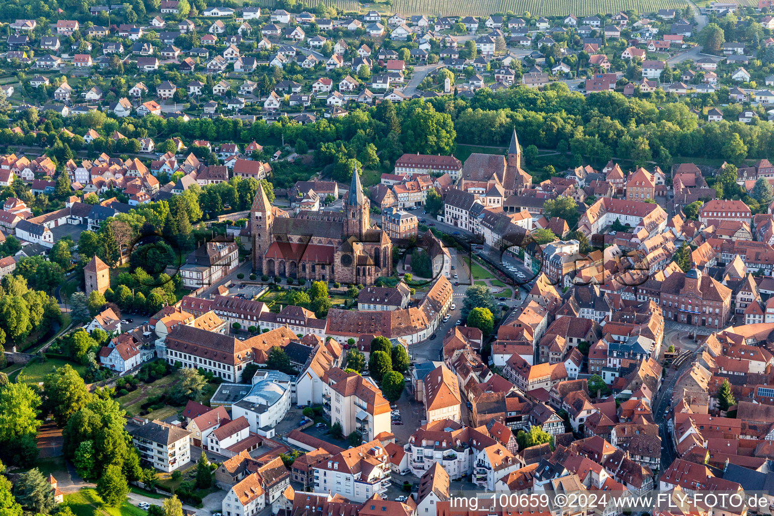 Vue aérienne de Cathédrale Saint-Pierre et Paul à Wissembourg dans le département Bas Rhin, France