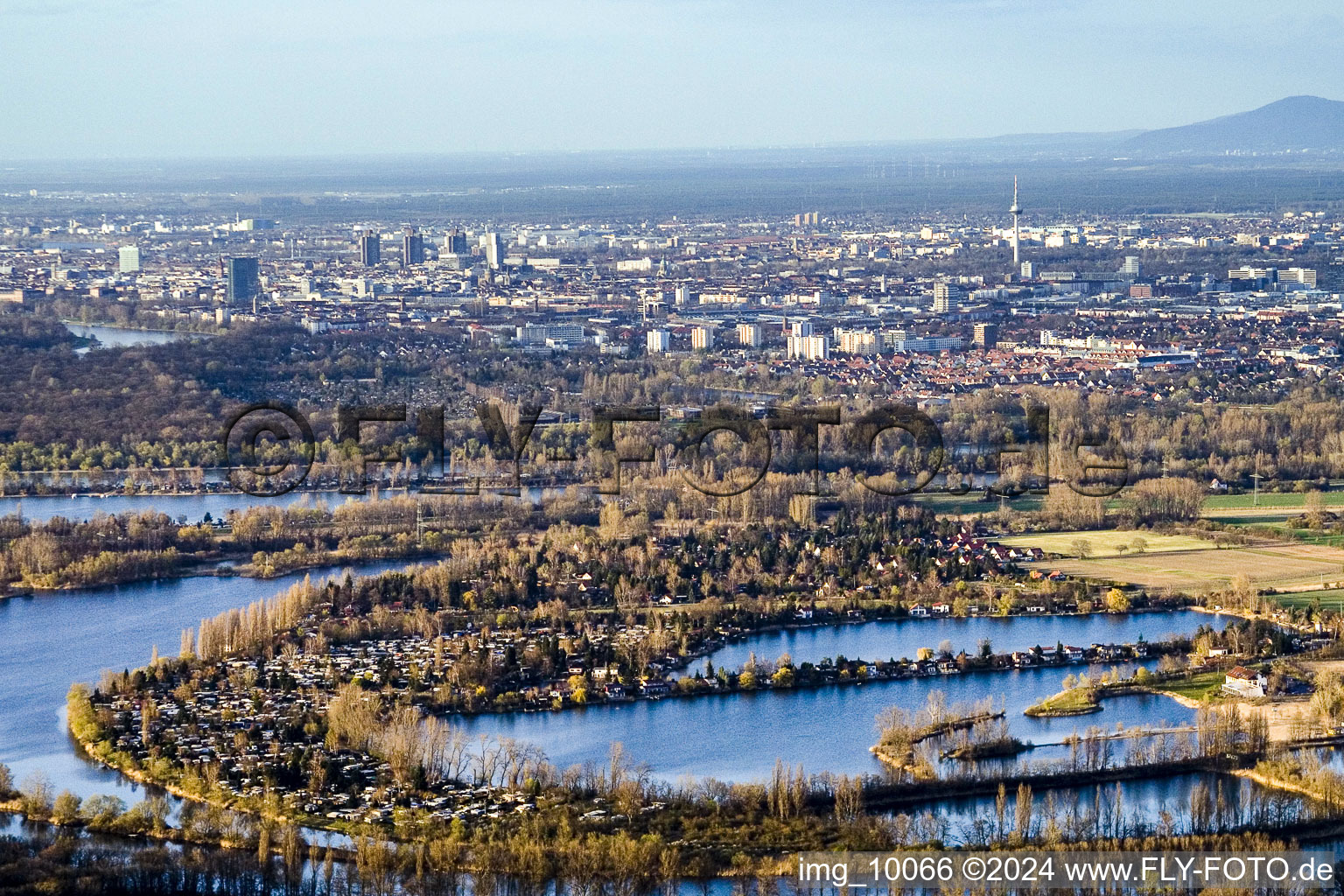 Vue aérienne de Lacs et zones riveraines avec campings et résidences de week-end dans la zone de loisirs Blaue Adria dans le district de Riedsiedlung à Altrip dans le département Rhénanie-Palatinat, Allemagne